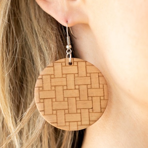 🤎 Brown Engraved Wooden Disc Earrings - Picture 2 of 2